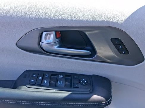 Used 2024 Chrysler Pacifica Touring-L FWD image 16