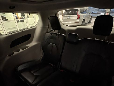 Used 2018 Chrysler Pacifica Limited image 30