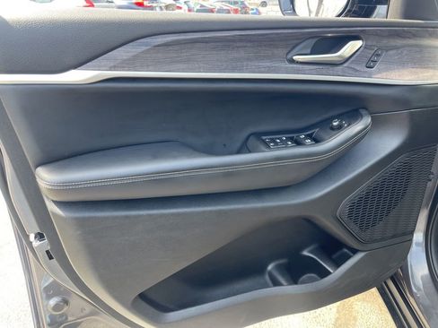 Used 2023 Jeep Grand Cherokee Limited AWD/4WD image 9