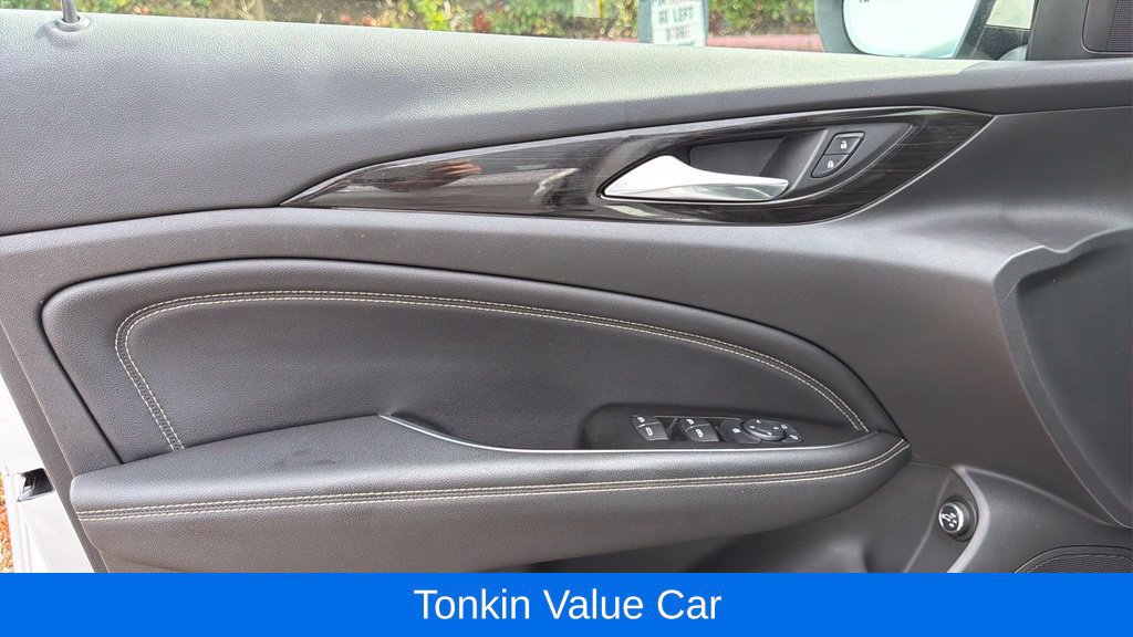 Used 2018 Buick Regal Essence w/ Driver Confidence Package #1 AWD/4WD image 10