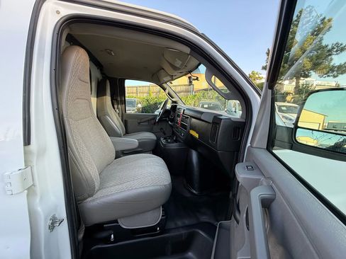 Used 2018 Chevrolet Express 2500 image 10