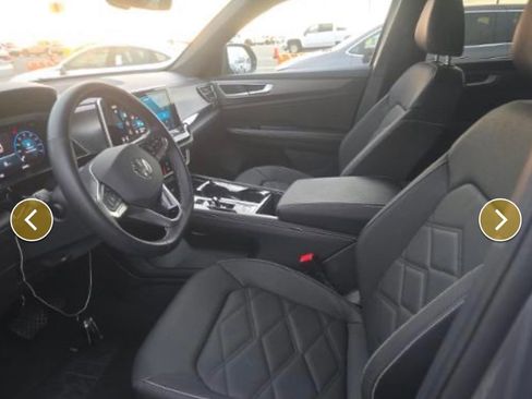 Certified 2025 Volkswagen Atlas Cross Sport SE image 3