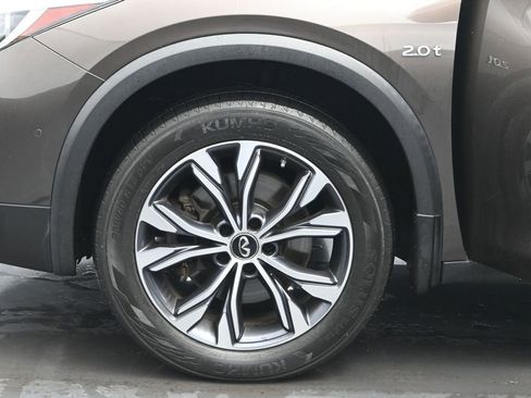 Used 2017 INFINITI QX30 Premium w/ Technology Package image 34