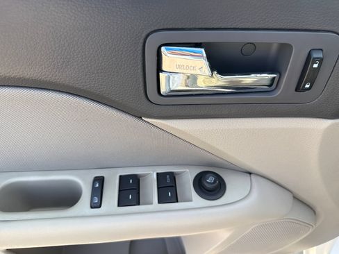 Used 2011 Ford Fusion SE FWD image 11