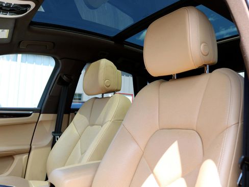 Used 2017 Porsche Macan S image 19