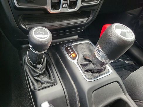 Used 2022 Jeep Gladiator Willys image 17