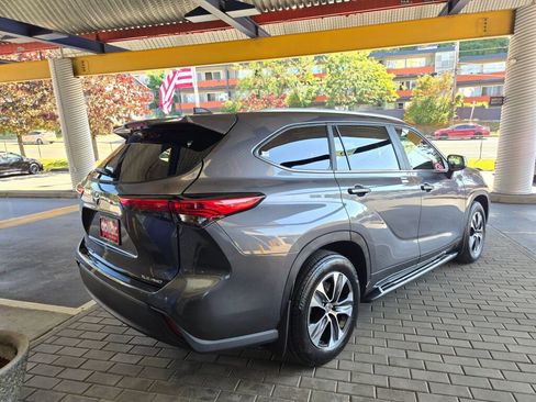 Used 2023 Toyota Highlander XLE image 5