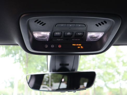 Used 2023 Chevrolet Traverse Premier FWD image 38