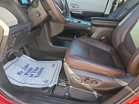 Used 2024 Toyota Sienna Platinum image 17