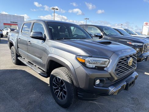 Used 2023 Toyota Tacoma TRD Sport AWD/4WD image 2