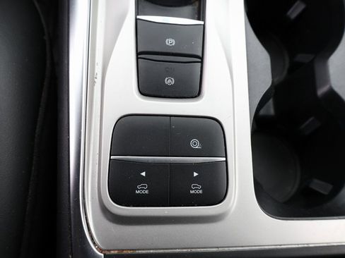 Used 2022 Ford Explorer XLT w/ Equipment Group 202A image 27