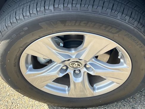 Used 2022 Toyota RAV4 LE AWD/4WD image 10