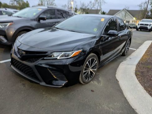 Certified 2020 Toyota Camry SE image 4