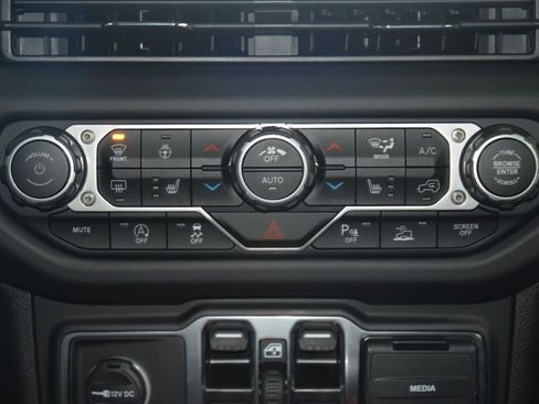 Used 2025 Jeep Gladiator Rubicon w/ Safety Group AWD/4WD image 35
