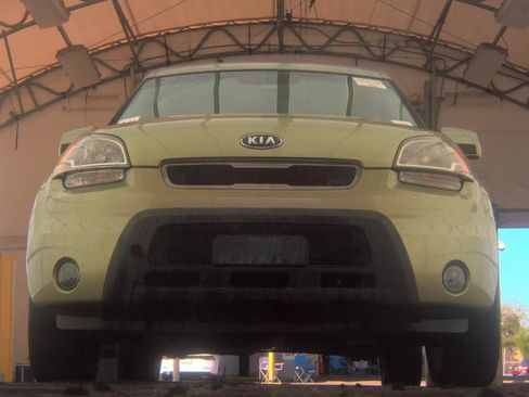Used 2010 Kia Soul ! FWD image 3