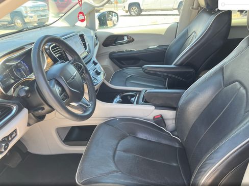 Used 2023 Chrysler Pacifica Limited FWD image 3