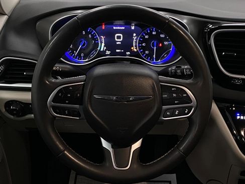 Used 2024 Chrysler Pacifica Touring-L image 15