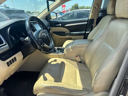 Used 2017 Toyota Highlander XLE FWD image 2