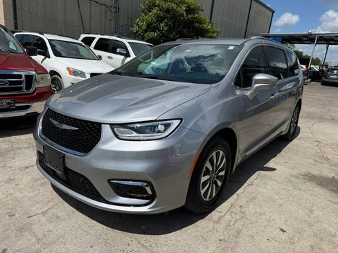 Used 2021 Chrysler Pacifica Touring-L w/ Premium & Safety Sphere Group FWD image 3