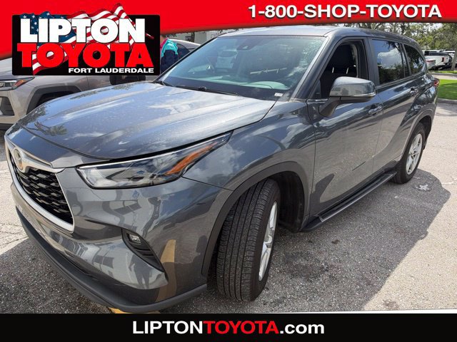 Used 2023 Toyota Highlander LE FWD image 1