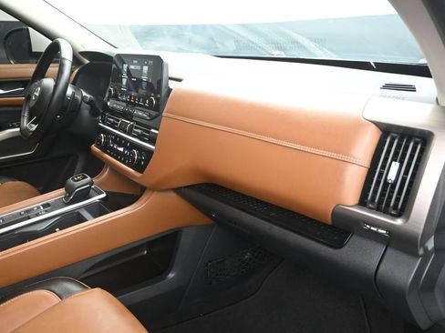 Used 2025 Nissan Pathfinder Platinum FWD image 25