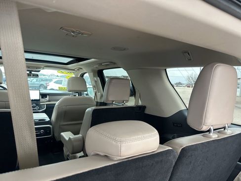 Used 2024 Ford Expedition Limited image 15