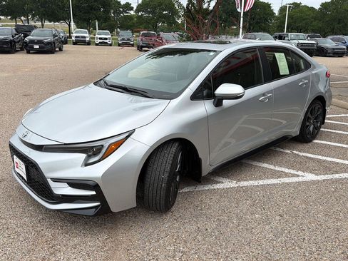 Used 2025 Toyota Corolla SE w/ SE Premium Package FWD image 7