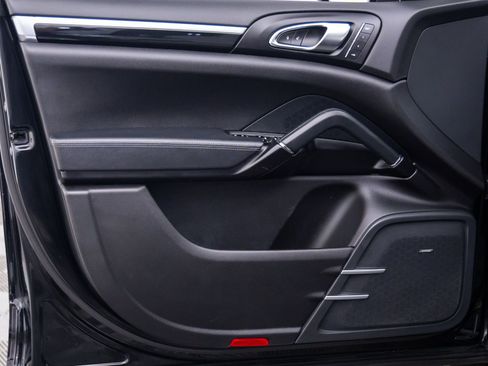 Certified 2017 Porsche Cayenne Platinum Edition image 14