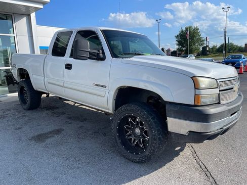 Used 2006 Chevrolet Silverado 2500 LT AWD/4WD image 2
