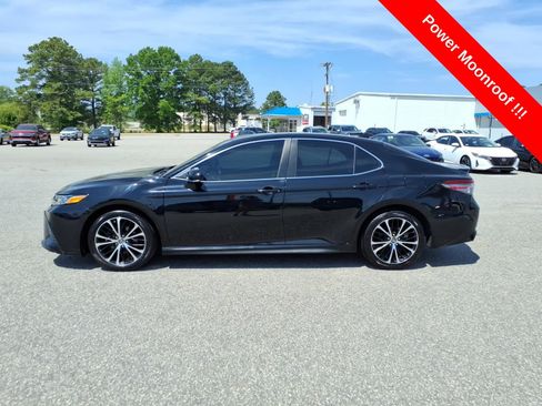 Used 2019 Toyota Camry SE w/ Convenience Package image 2