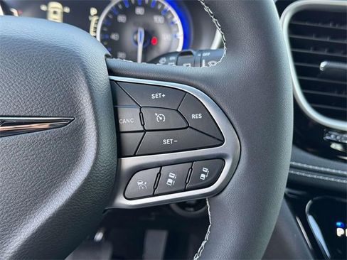 New 2026 Chrysler Pacifica Select image 9