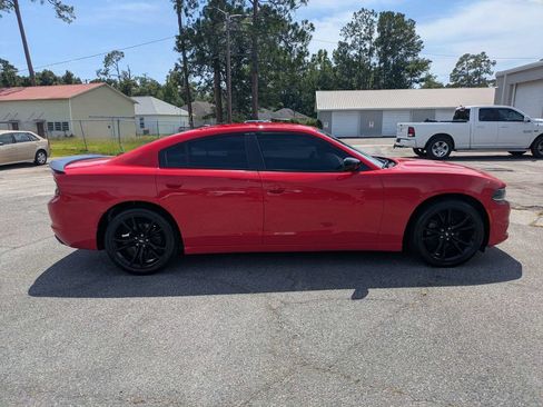 Used 2018 Dodge Charger SXT w/ Blacktop Package RWD image 2
