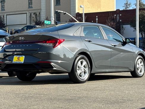 Used 2023 Hyundai Elantra SE image 4