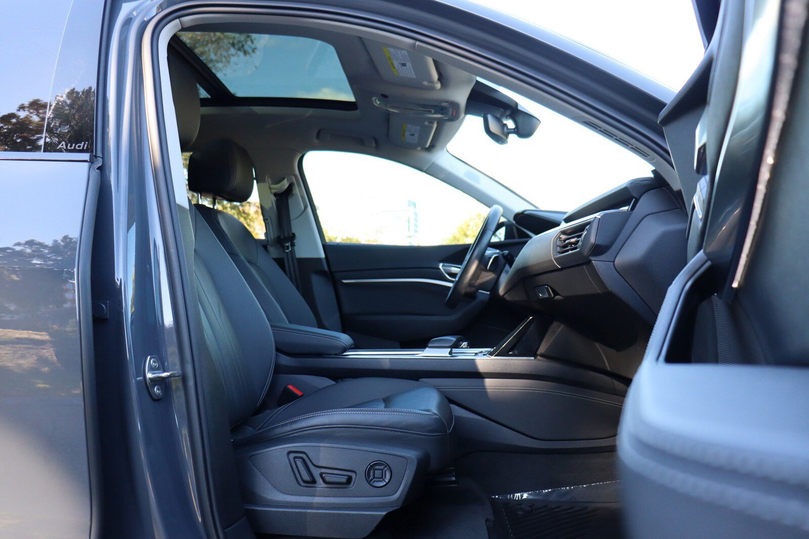 Used 2024 Audi Q8 e-tron Premium Plus AWD/4WD image 20