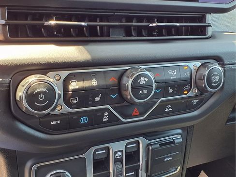 Used 2025 Jeep Wrangler Unlimited Sahara AWD/4WD image 10