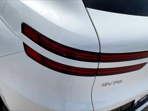 Used 2025 Genesis GV70 2.5T w/ Advanced Package AWD/4WD image 27