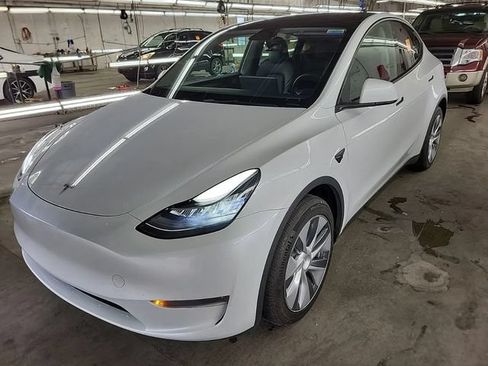 Used 2023 Tesla Model Y Long Range AWD/4WD image 2