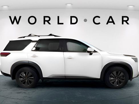 Used 2024 Nissan Pathfinder SV image 11