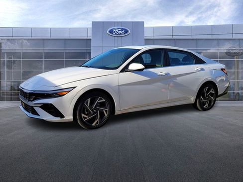 Used 2025 Hyundai Elantra SEL image 3