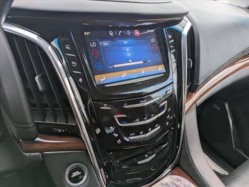 Used 2015 Cadillac Escalade Luxury AWD/4WD image 12