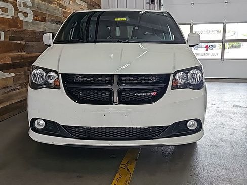 Used 2018 Dodge Grand Caravan SXT w/ Driver Convenience Group image 3