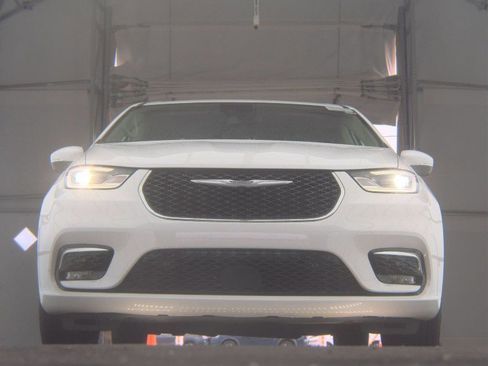 Used 2023 Chrysler Pacifica Touring-L FWD image 4