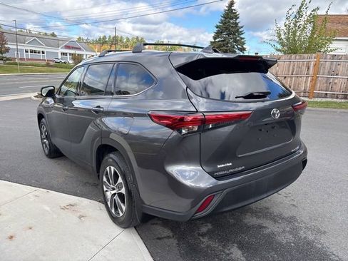 Used 2022 Toyota Highlander XLE image 12