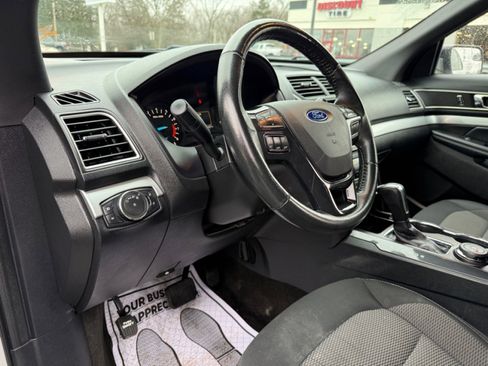 Used 2017 Ford Explorer XLT image 13