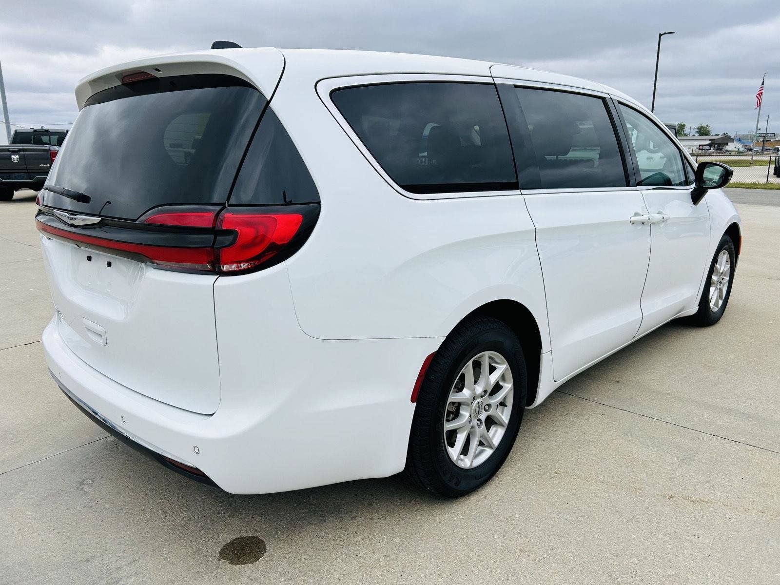 Used 2024 Chrysler Pacifica Touring-L FWD image 39
