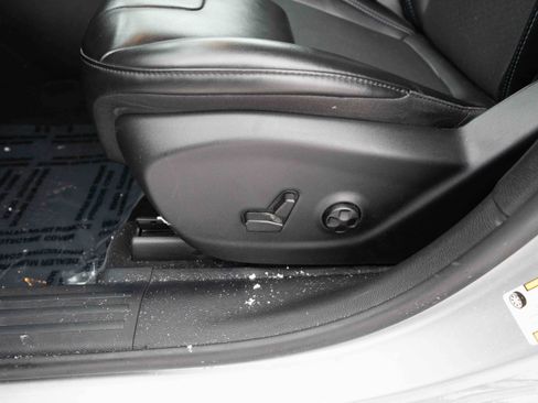 Used 2019 Jeep Cherokee Latitude Plus w/ Cold Weather Group image 12