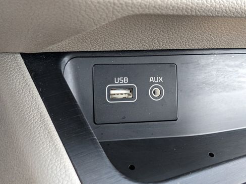 Certified 2018 Kia Sedona LX w/ LX Essentials Premium Package image 24