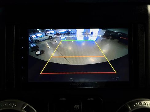 Used 2018 Jeep Wrangler Unlimited Sahara w/ Connectivity Group AWD/4WD image 12