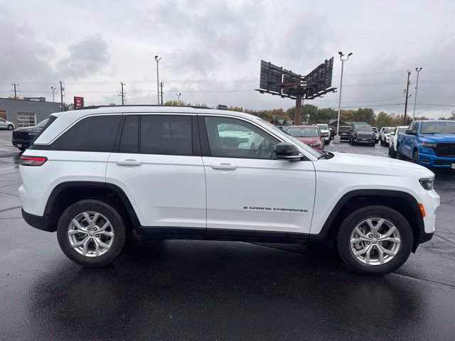 Used 2024 Jeep Grand Cherokee Limited w/ Trailer Tow Package AWD/4WD image 12