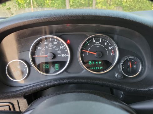 Used 2015 Jeep Wrangler Unlimited Rubicon w/ Connectivity Group AWD/4WD image 18